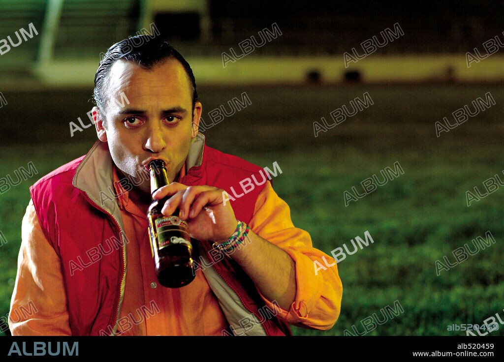 JAVIER GUTIERREZ in EL ASOMBROSO MUNDO DE BORJAMARI Y POCHOLO, 2004, directed by ENRIQUE LOPEZ LAVIGNE. Copyright AMIGUETES ENTERTAINMENT S.L./ESTUDIOS PICCASO.