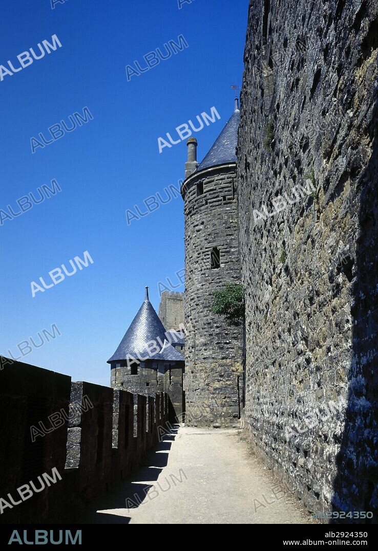 CASTILLO CONDAL. Vista parcial de la que fue residencia de la "CASA TRENCAVELL" (siglo XII). Recinto de "LA CITE". CARCASONA. Aude. Languedoc. FRANCIA.
