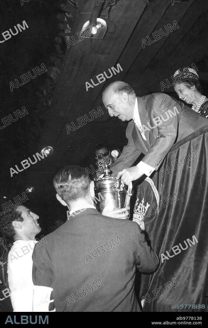 8 julio 1962. El generalísimo entrega la copa A Gento, capitán del real Madrid, Gento,  después de vencer en el Santiago Bernabeu al Sevilla por dos Tantos A uno.