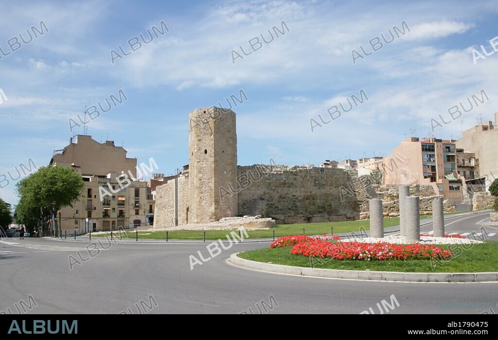 CATALUÑA. TARRAGONA. Vista de la rotonda situada al final de la Rambla Vella con el Passeig de Sant Antoni al fondo. A la izquierda, la TORRE ("LA MURALLETA") perteneciente al cuarto recinto de murallas, que abarca el área del CIRCO ROMANO, construidas en tiempos del arzobispo Pedro de Clasqueri (13581380). Comarca del Tarragonès.