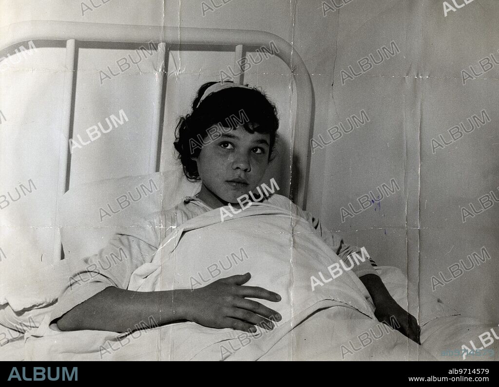 Murcia, diciembre de 1965. Piedad Martínez del Águila, la mayor de diez hermanos y que asesinó a cuatro de ellos con tan solo 12 años, en el Hospital Provincial de Murcia en donde les habilitaron una habitación para la familia.