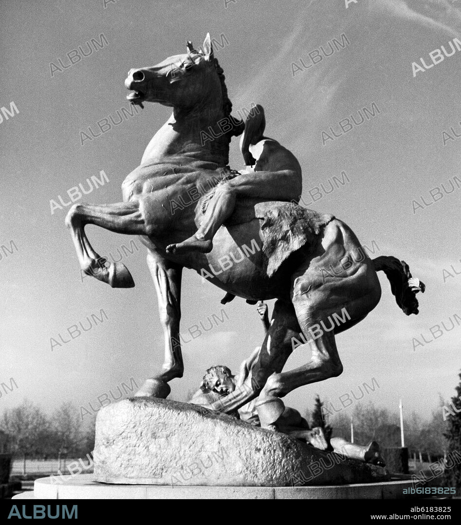 ANNA HYATT HUNTINGTON. MONUMENTO A LOS PORTADORES DE LA ANTORCHA - 1955 - ESCULTURA ECUESTRE - FOTOGRAFIA EN BLANCO Y NEGRO - AÑOS 60.
