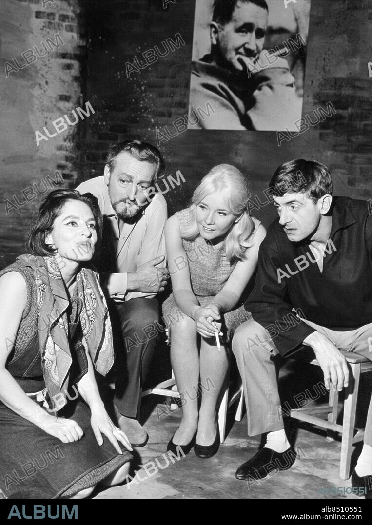 Orig. bildtext... PREMIÄR BRECHT ON BRECHT. Viveca Lindfors Georg Årlin Lena Granhagen och Tore Isedal. Anm. I centrum CD454 persons: BERTOLT BRECHT*;TOR ISEDAL;LENA GRANHAGEN;GEORG ÅRLIN;VIVECA LINDFORS sites: STOCKHOLM;SVERIGE.