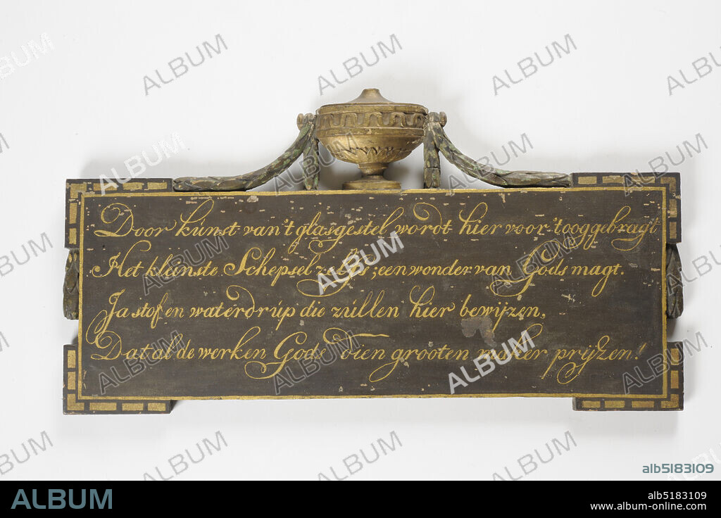 signboard, Anonymous, first half 18th century, wood, paint, Rectangular signboard of a microscope maker. On the board in gilded writing letters a four-line inscription: The art of the glass frame makes a visual impression here. The smallest creature even; a miracle of God's power. Yes dust and drop of water will prove here that all the works of God praise that great maker! The corners have been widened and painted with gold-colored rectangles. At the top of the board a gold-colored bowl with a green branch garland from the ear on either side. A suspension eye is attached to the back in the shell shape. In the middle on the back is text written with white pencil, possibly a name, General: 30.3 x 56.2 x 3.7cm (303 x 562 x 37mm).