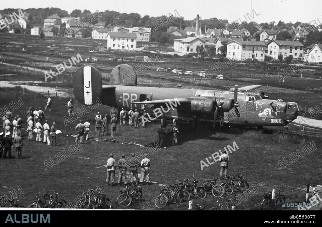 HALMSTAD 1944-06-22.. Ett amerikanskt flygplan, Consolidated B 24 Liberator, nödlandar utanför Halmstad  Kod: 194 COPYRIGHT SCANPIX SWEDEN.
