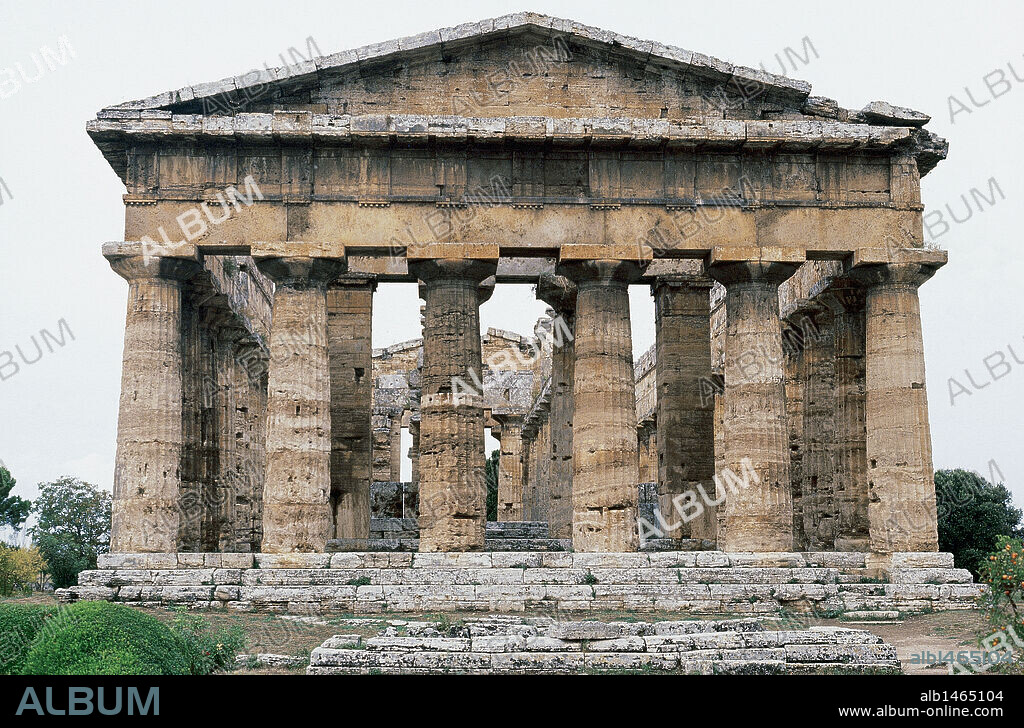 ARTE GRIEGO. MAGNA GRECIA. ITALIA. TEMPLO DE NEPTUNO O POSEIDON. Construido a mediados del s. V aC en estilo dórico. Vista frontal. PAESTUM. Provincia de Salermo. Región de Campania.