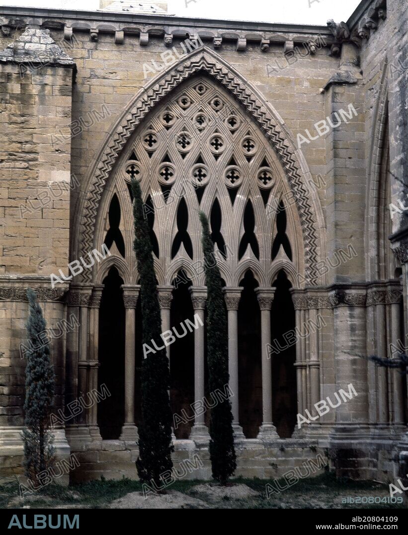 JAUME CASCALLS Y GUILLERMO SOLIVELLA. DETALLE DE UN ARCO OJIVAL CON CRESTERIA DEL CLAUSTRO DE LA CATEDRAL VIEJA DE LERIDA - SIGLO XIV - GOTICO CATALAN.
