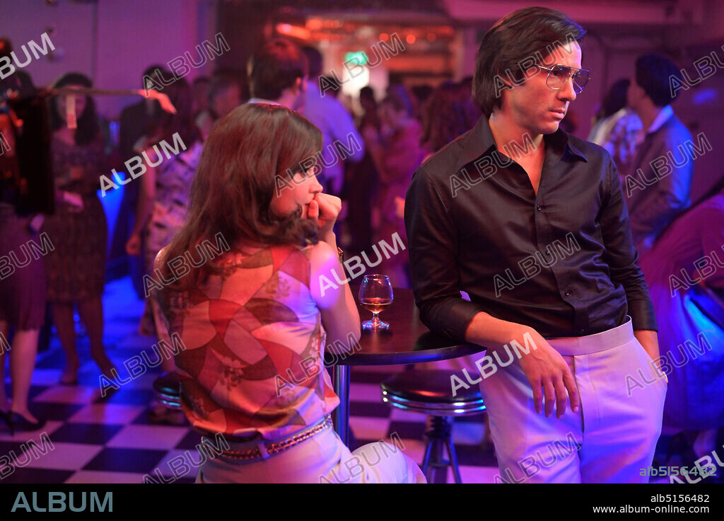 JENNA COLEMAN et TAHAR RAHIM dans THE SERPENT, 2021, réalisé par TOM SHANKLAND. Copyright BBC ONE.