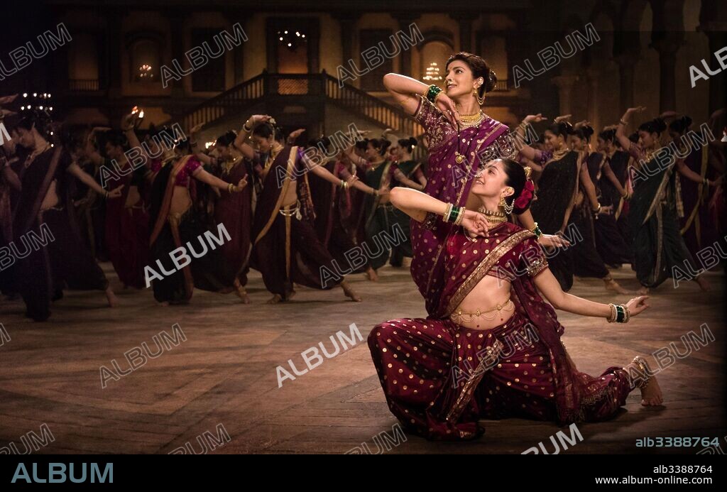 DEEPIKA PADUKONE and PRIYANKA CHOPRA in BAJIRAO MASTANI, 2015, directed by SANJAY LEELA BHANSALI. Copyright EROS INTERNATIONAL/SLB FILMS.