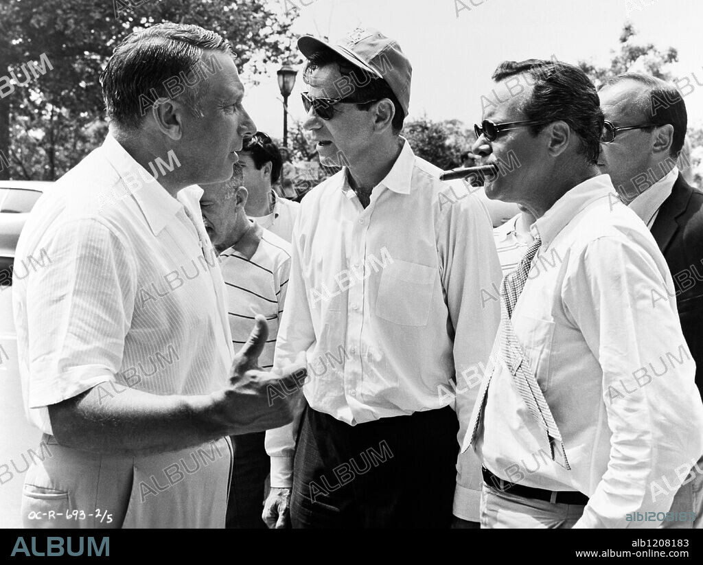 JACK LEMMON and WALTER MATTHAU in THE ODD COUPLE, 1968, directed by GENE SAKS. Copyright PARAMOUNT PICTURES.