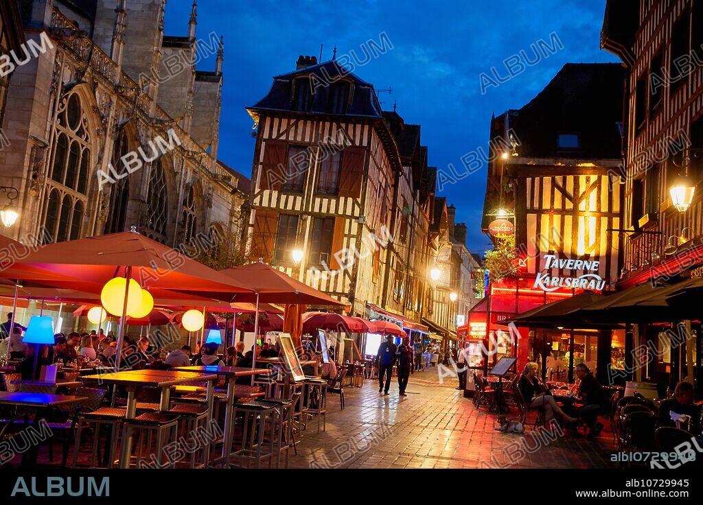 Place Alexandre Israël, Troyes, Champagne-Ardenne Region, Aube Department, France, Europe.