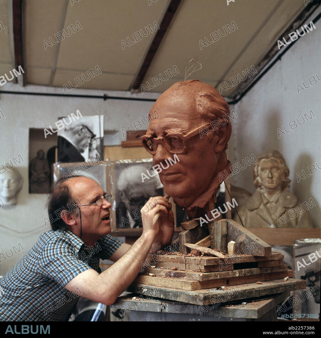 HERNANDEZ, JULIO LOPEZ. ESCULTOR ESPAÑOL. MADRID 1930-2018. FOTO EN SU ESTUDIO DE MADRID, TRABAJANDO EN UNA OBRA DE SALVADOR DE MADARIAGA. ATENCION: AUTOR CONTEMPORANEO SUJETO A COPYRIGHT ©. EL CLIENTE FINAL ES RESPONSABLE DE LA GESTION DE LOS DERECHOS DE AUTOR CON LAS SOCIEDADES EXISTENTES DE GESTION DE DERECHOS O DIRECTAMENTE CON LOS ORGANISMOS TITULARES DE LOS MISMOS.