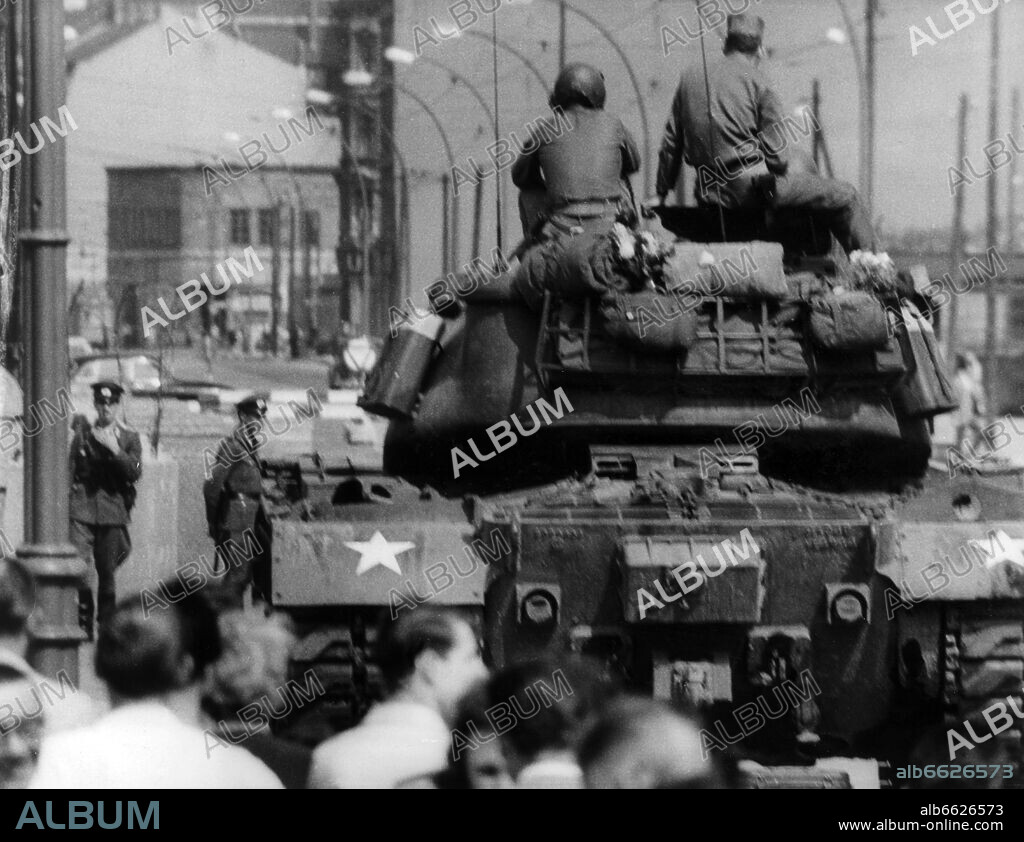 A Patton tank of the US army stands at the border crossing point Prinzenstrasse at the sector border between East and West Berlin.
In the background Berlin Wall and the GDR People's Police policemen. 27/12/1961
