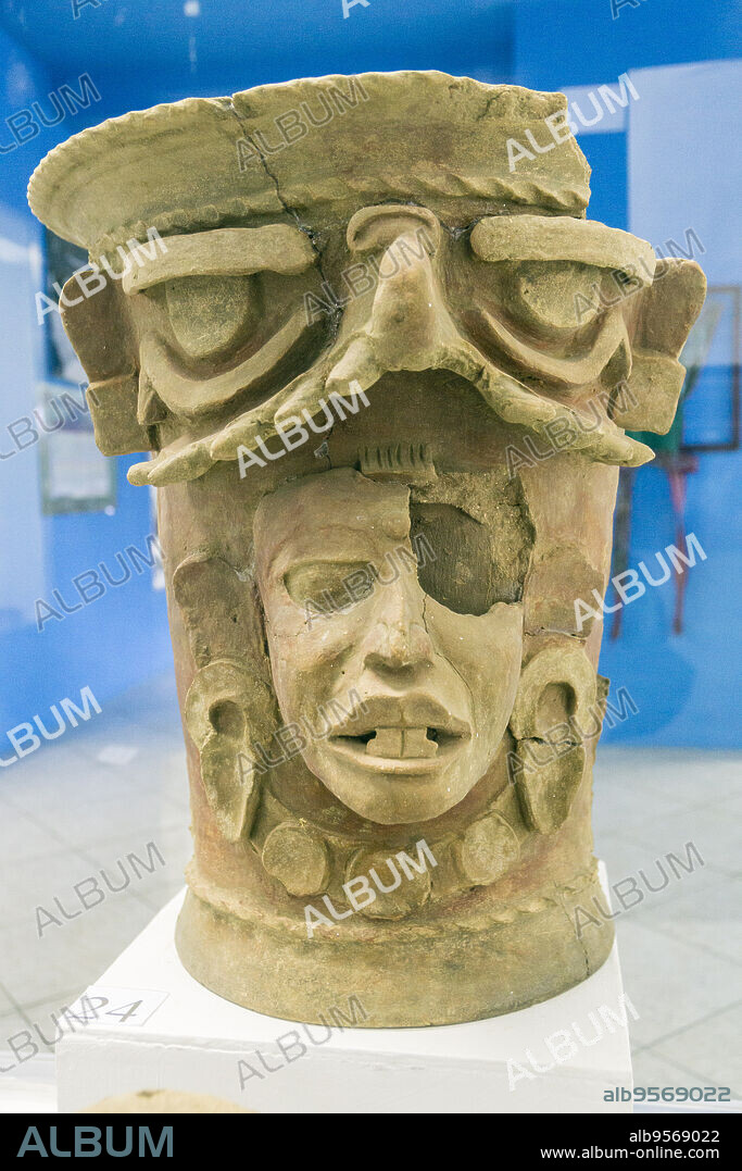 urna con efigie antropomorfa, bicroma rojo-cafe, clásico tardio, Santa María Nebaj,museo de antropologia Maya, departamento de El Quiché, Guatemala, Central America.