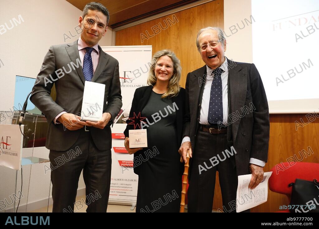 Madrid, 05/11/2019. Entrega del 60 Premios a la Innovación de la Fundación Alberto Elzaburu. El propio Elzaburu con los ganadores, Nuria Amigó Grau e Ignacio Valiente Blanco. Foto: Guillermo Navarro. ARCHDC.