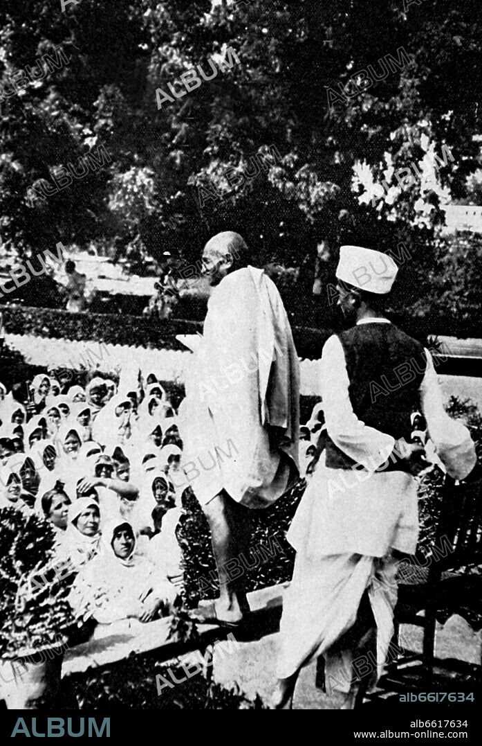 GANDHI ANTE UN GRUPO DE SEGUIDORES TRAS EL ANUNCIO DE LA TREGUA ENTRE INGLATERRA Y LOS NACIONALISTAS INDIOS, 1931.