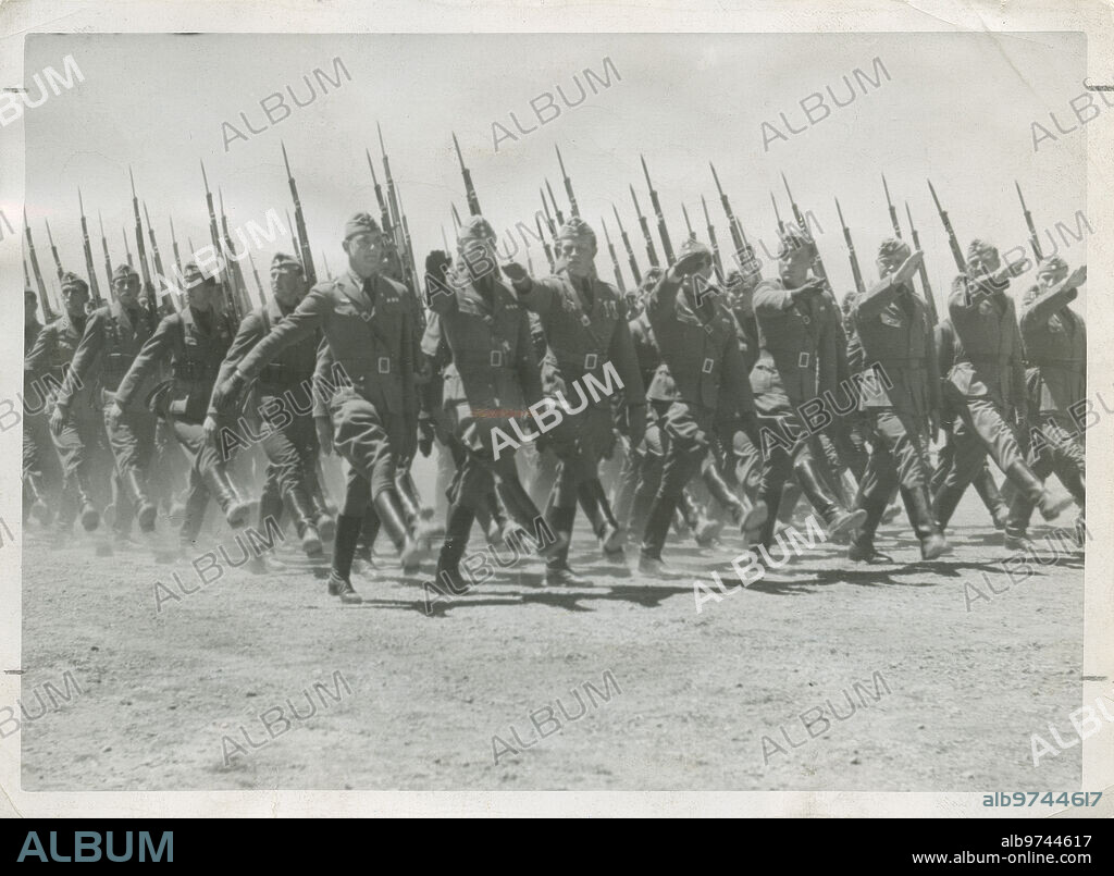 León, 23/05/1939. Guerra Civil Española. Las fuerzas de la Legión Condor desfilando ante Franco en el aeródromo militar de León, con motivo de su regreso a Alemania.