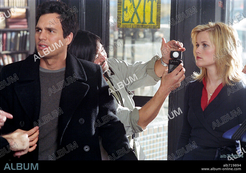 DARYN OKADA, MARK RUFFALO y REESE WITHERSPOON en OJALA FUERA CIERTO, 2005 (JUST LIKE HEAVEN), dirigida por MARK WATERS. Copyright DREAMWORKS PICTURES.