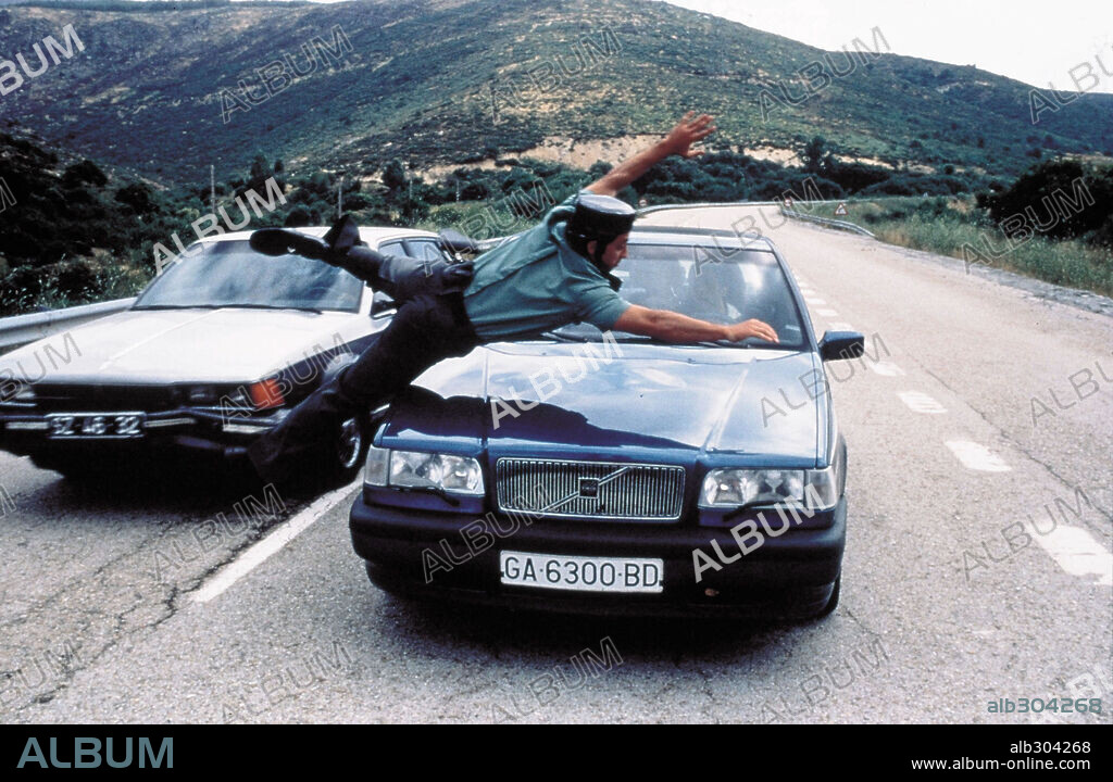 AIRBAG, 1997, dirigida por JUANMA BAJO ULLOA. Copyright ASEGARCE ZINEMA Y MAREA FILMS.