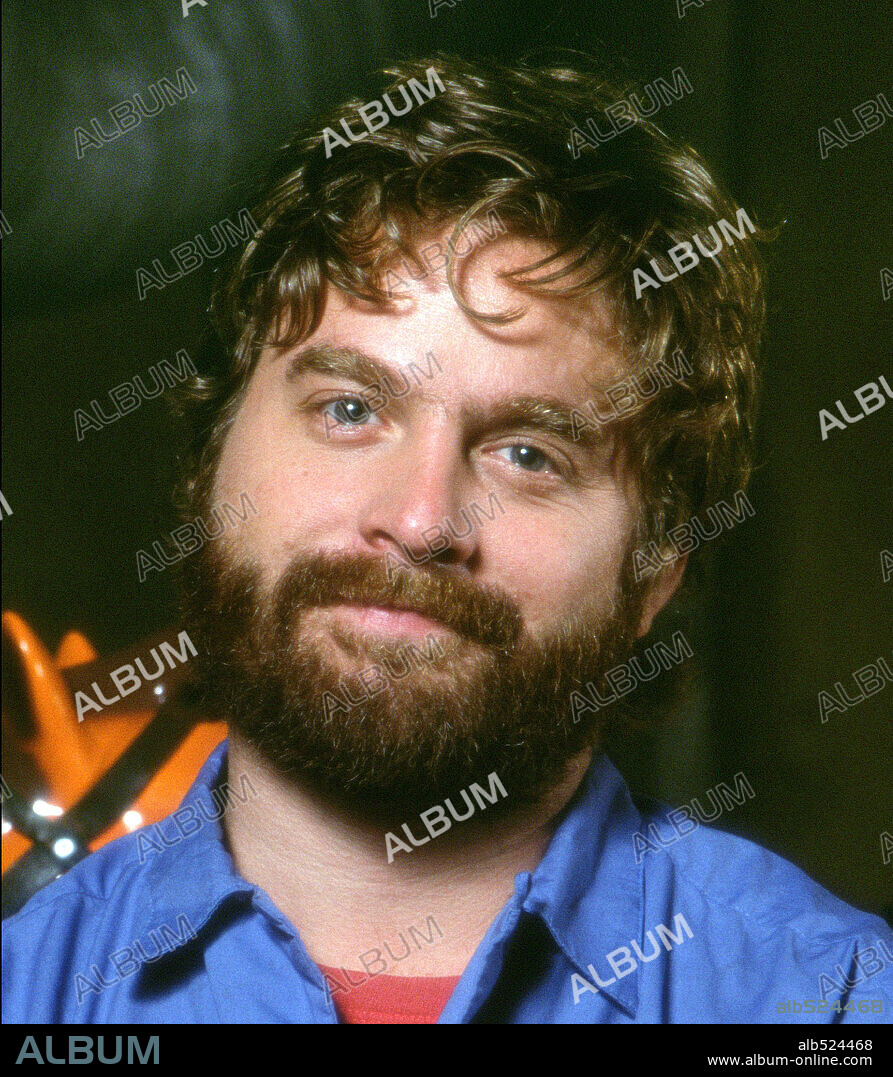 ZACH GALIFIANAKIS en PIRADOS POR LA NIEVE, 2001 (OUT COLD), dirigida por BRENDAN MALLOY, EMMETT MALLOY y THE MALLOYS. Copyright TOUCHSTONE PICTURES.