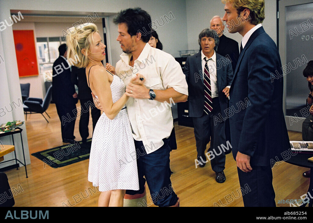 DUSTIN HOFFMAN, JUDE LAW, MARK WAHLBERG and NAOMI WATTS in I HEART HUCKABEES, 2004, directed by DAVID O. RUSSELL. Copyright 20TH CENTURY FOX / BARIUS, CLAUDETTE.