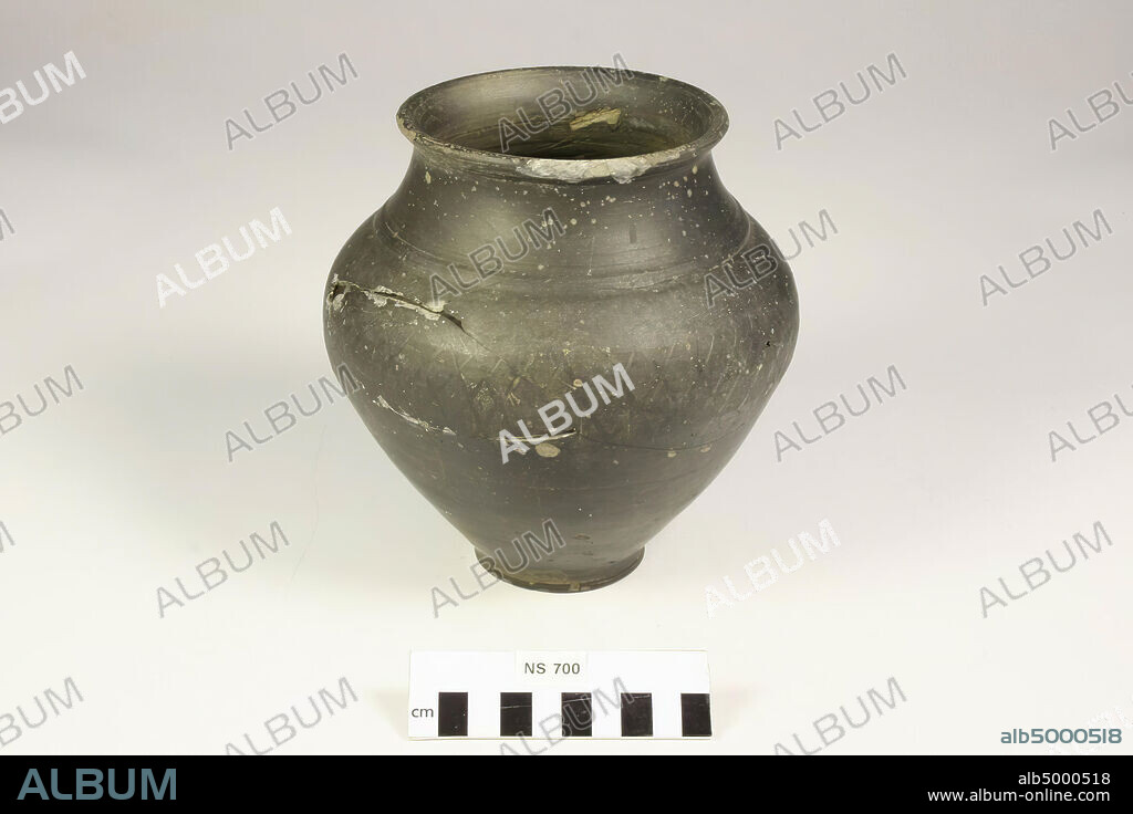 The Netherlands Roman period, pot, pottery, terra nigra, h, 17.8 cm, diam, 16.5 cm, roman, the Netherlands, Gelderland, Nijmegen, Nijmegen, Hunnerberg.