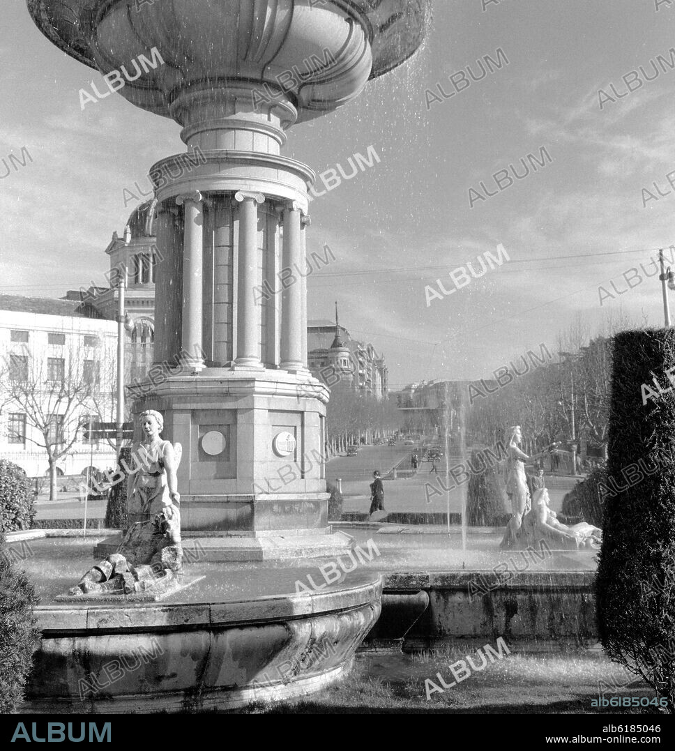 JUAN DE VILLANUEVA. FUENTE SITUADA FRENTE A LA ESTACION DEL NORTE - FOTOGRAFIA EN BLANCO Y NEGRO - AÑOS 60.
