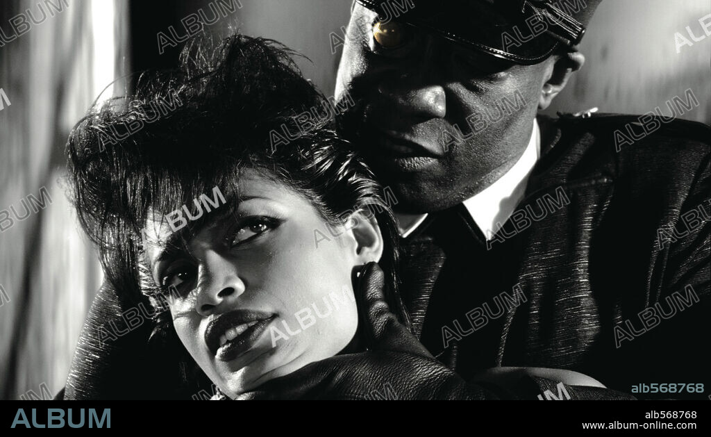 MICHAEL CLARKE DUNCAN and ROSARIO DAWSON in SIN CITY, 2005, directed by FRANK MILLER and ROBERT RODRIGUEZ. Copyright DIMENSION FILMS.
