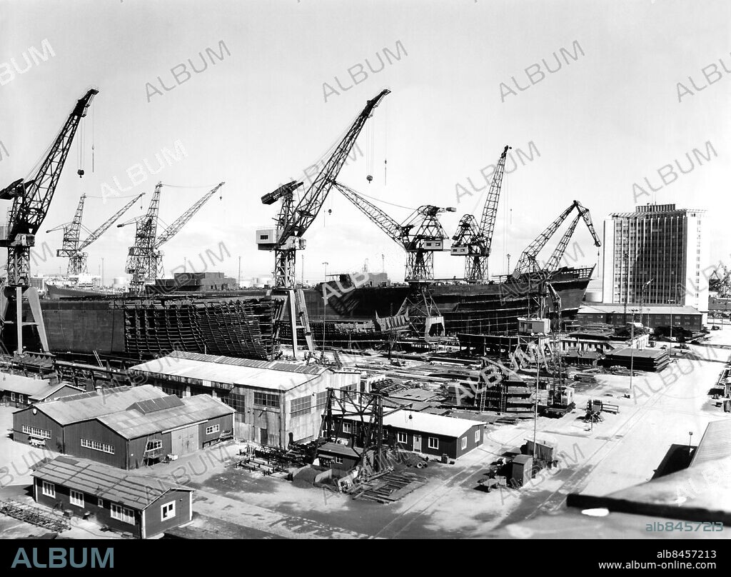 Malmö 1956-08-01. Fartyg byggs på Kockums skeppsvarv med byggkranar och ett kontorshus . Foto x / Sydsvenskan / SCANPIX. **OUT Kvällsposten, Skånska Dagbladet, Metro Skåne**. ***BETALBILD***.