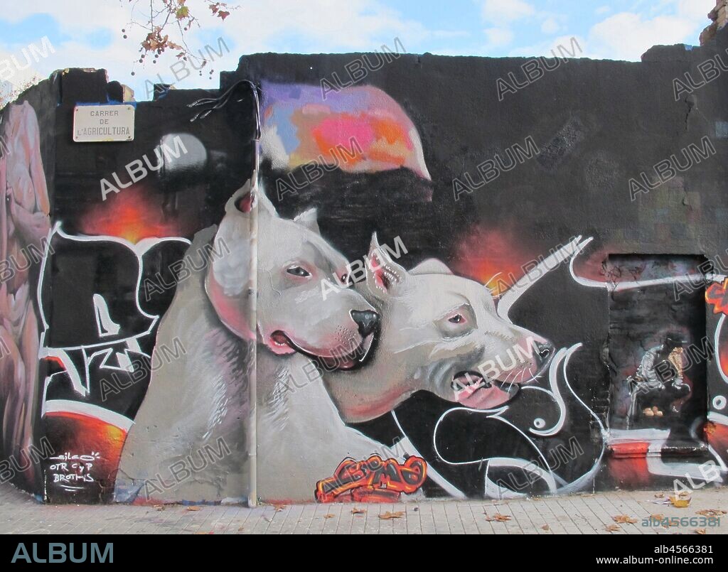 Pintura de dos perros dogos blancos mirando en la misma dirección, graffiti mural, calle Agricultura, Poblenou, Distrito San Martin, Barcelona en 2016.