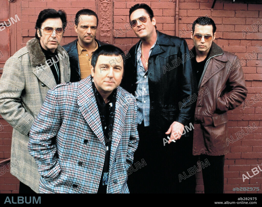 AL PACINO, BRUNO KIRBY, JAMES RUSSO, JOHNNY DEPP and MICHAEL MADSEN in DONNIE BRASCO, 1997, directed by MIKE NEWELL. Copyright TRI STAR PICTURES.