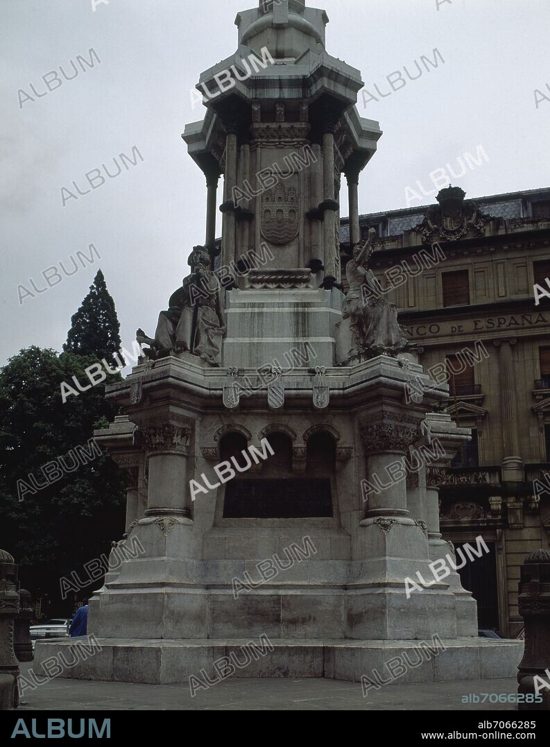 MANUEL MARTINEZ DE UBAGO (1869-1928). MONUMENTO A LOS FUEROS DE NAVARRA-DETALLE DE UN LADO.