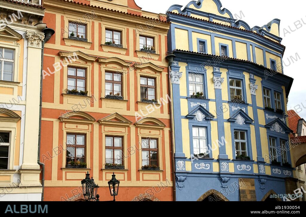 REPUBLICA CHECA. PRAGA (PRAHA). Fachadas de la zona sur, típicas de la Plaza de la Ciudad Vieja. Zona Stare Mesto. Centro Europa.