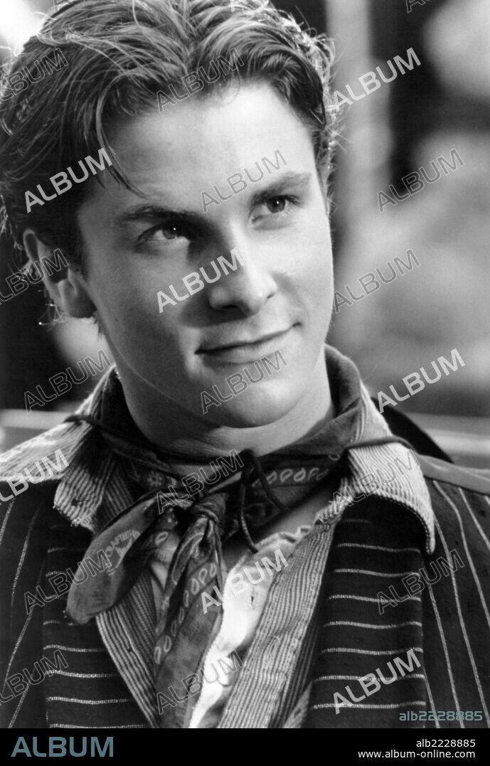 CHRISTIAN BALE en LA PANDILLA, 1992 (NEWSIES), dirigida por KENNY ORTEGA. Copyright WALT DISNEY PRODUCTIONS.