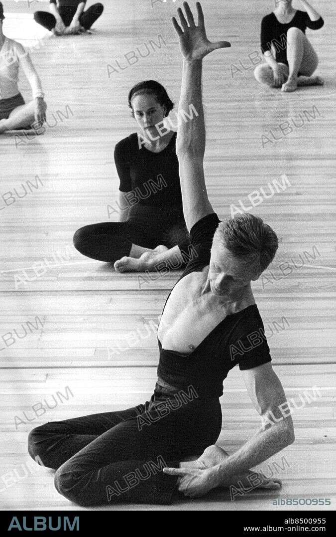 Stockholm 1962-05-13. Amerikanska Lucas Hoving gästundervisar dansöser vid Gymnastik- och idrottshögskolan. Foto: SvD / TT / kod 12014.