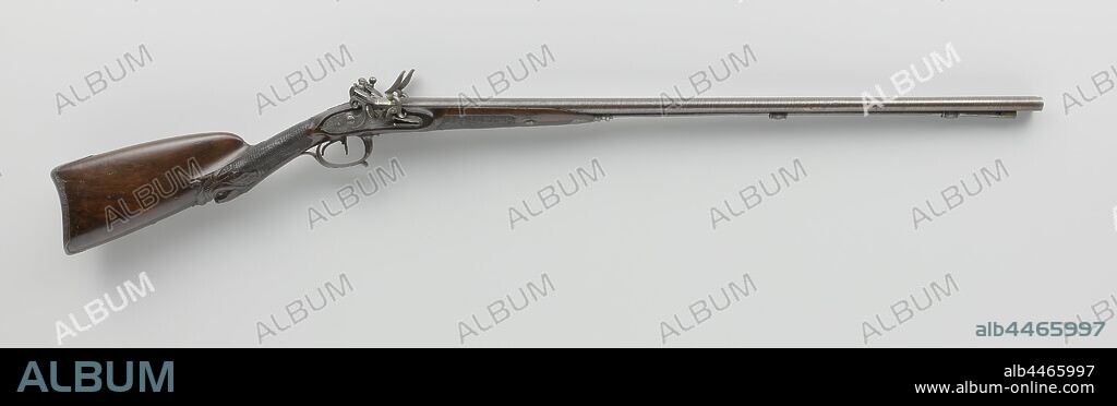 Double-barreled flint hunting rifle, The two locks are mounted left and right, so-called French rooster, namely in the form of a comma, engraved with a flower, a fern and a palmet and with a leaf attached to it, the lock plate is engraved with a flowerpot and a signature on the right lock and the place name on the left lock, stamped on the inside with NM, two tractors. The two damasked and tanned runs are connected by means of hollow ribs, inlaid with gold on the back, basculating loop, the tail of the barrel is engraved with foliage and flowers and the end has the shape of and is engraved like a pineapple, iron visor grain, both barrels are marked on the bottom with a signature and 44, two tanned iron drawers are soldered to the rib on the underside. The flask consists of half a front drawer embossed with foliage, accentuated pistol grip with a dolphin as bottom, the head of which bites into the grip, grooved crosswise for the lock. The batter of tanned iron and silver consists of three iron loading rod tubes, two of which are under the barrel and one on the butt, an iron trigger guard forked at the rear with a seated dog and with lofwork on the track and a vase end, a blank, oval thumb plate, and an iron butt plate engraved with a hunting dog and a broad border engraved in bass relief with lofwork, the steel loading stick with brass cap is pierced for a cleaning cloth., game, hunted animals, hunting dogs, Netherlands, Jean Joseph Tomson, Rotterdam, c. 1815 - c. 1822, gold (metal), iron (metal), silver (metal), steel (alloy), brass (alloy), cutting, l 122.5 cm l 82 cm d 15.3 mm.