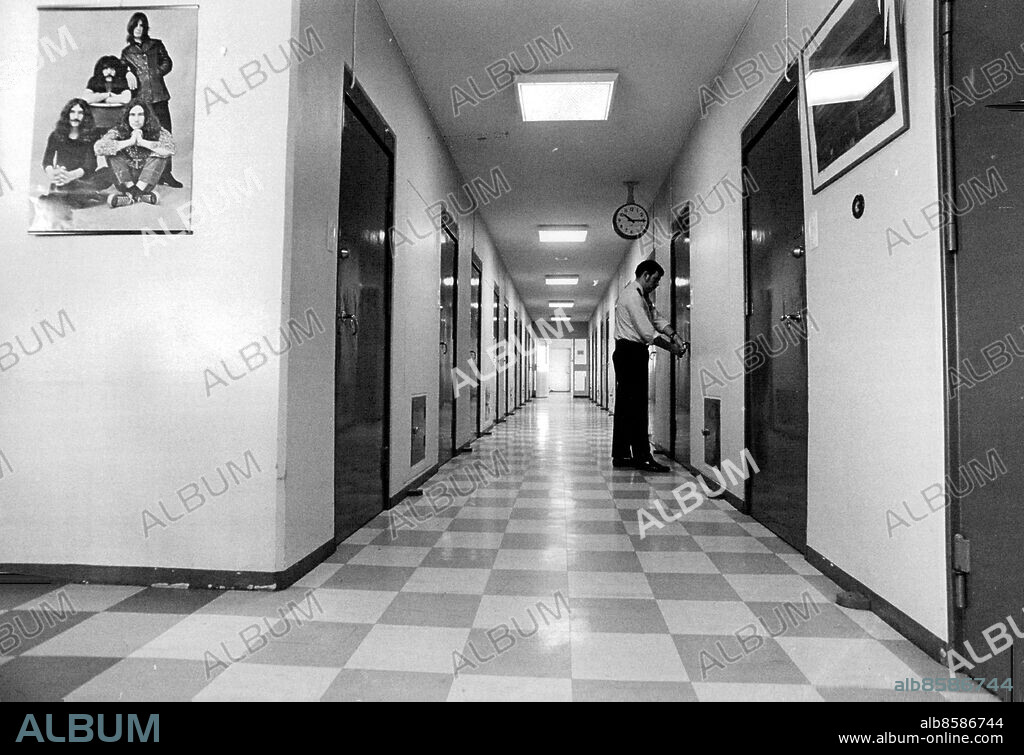 Kumla 1972-08-30. Anstalten Kumla, populärt känd som Kumlabunkern, är en sluten anstalt utanför Kumla. Bilden visar gången där cellerna på interneringsavdelningen finns på bägge sidor. Foto: Owe Sjöblom / SvD / TT / kod 12014.