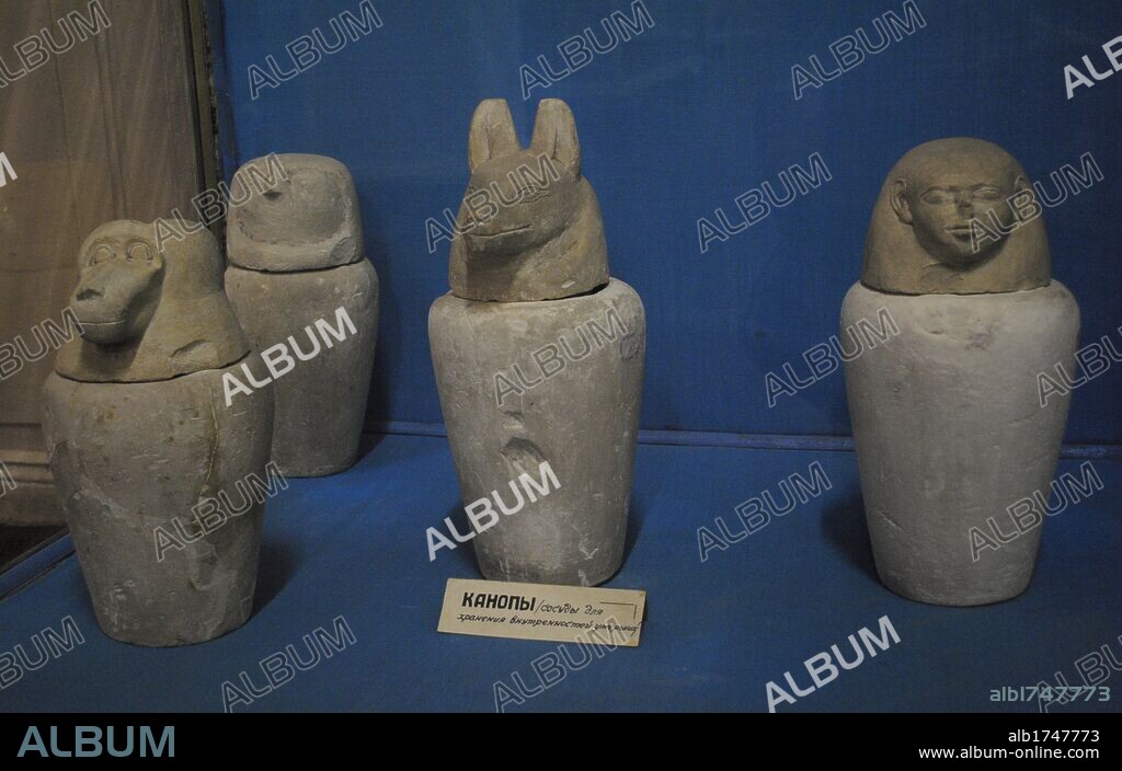 ARTE EGIPCIO. EGIPTO. VASOS CANOPES donde se guardaban las vísceras del difunto. Eran cuatro: AMSET, con cabeza humana, contenía los pulmones. HAPY, con cabeza de papión, contenía los pulmones. KEBEHSENUF, con cabeza de halcón, contenía los intestinos. DUAMUTEF, con cabeza de chacal, contenía es estómago. Museo Arqueológico de Odesa. Ucrania. Europa oriental.