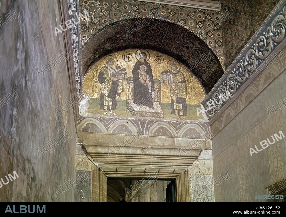 Istanbul - Konstantinopel (Türkei), Hagia Sophia, Mosaiklünette im Südvestibül. Thronende Gottesmutter zwischen den Kaisern Konstantin und Justinian. Mosaik, Ende 10. Jahrhundert.
