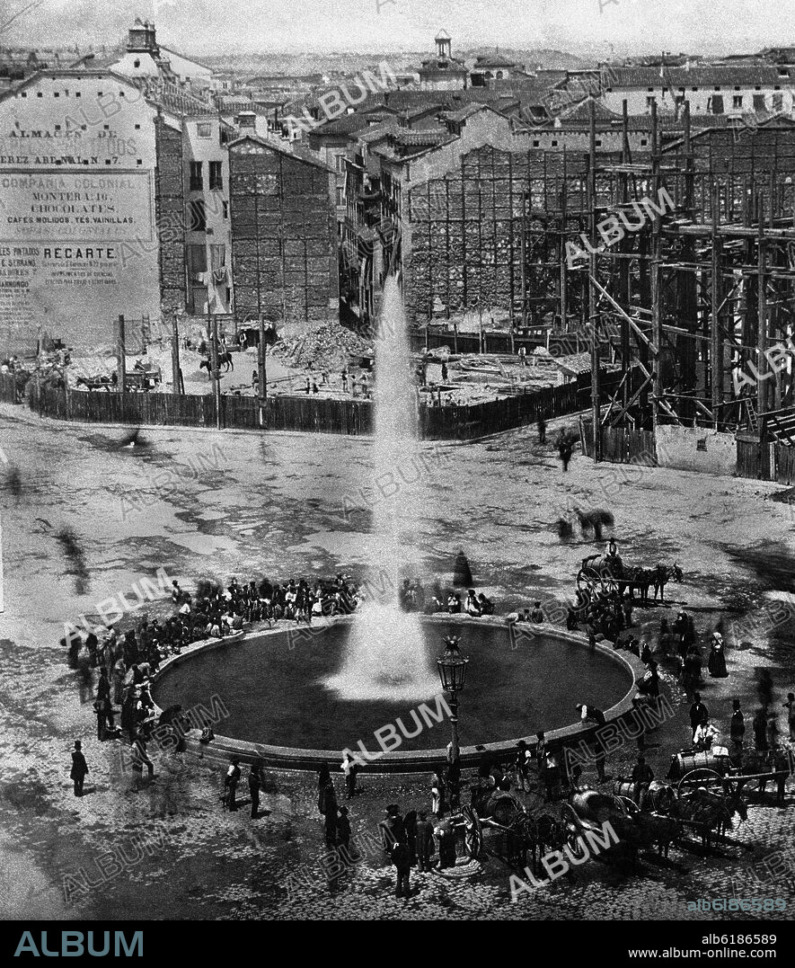 FUENTE EN LA PUERTA DEL SOL DURANTE LA REFORMA LLEVADA A CABO EN EL AÑO 1860.