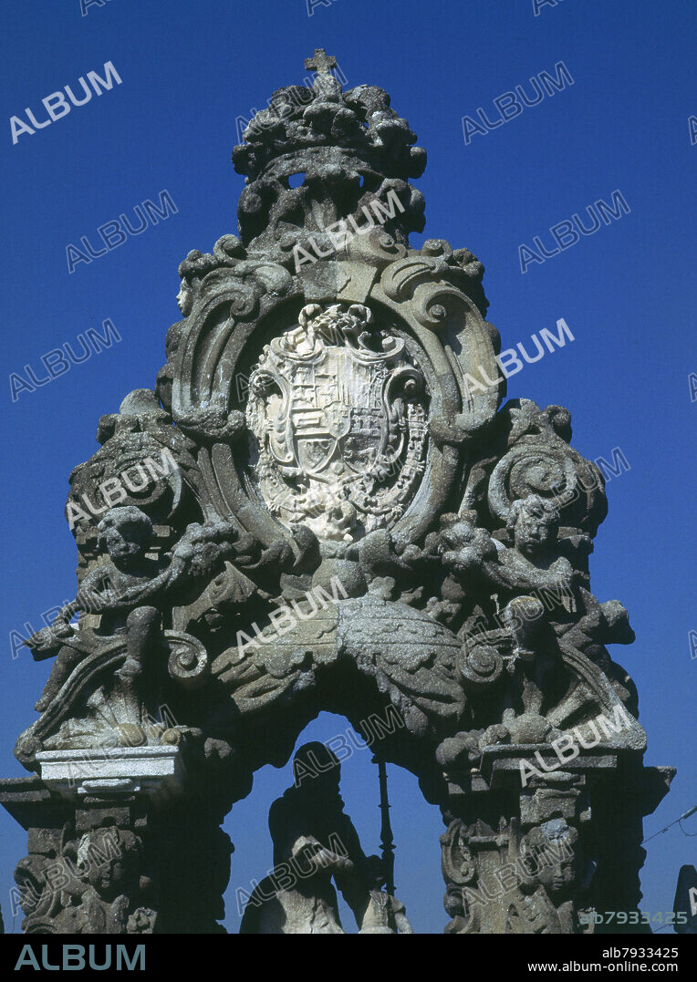 PEDRO DE RIBERA. TEMPLETE DE S ISIDRO-DET ESCUDO - ESCULTURA REALIZADA EN PIEDRA CALIZA POR JUAN RON - FOTO AÑOS 90.