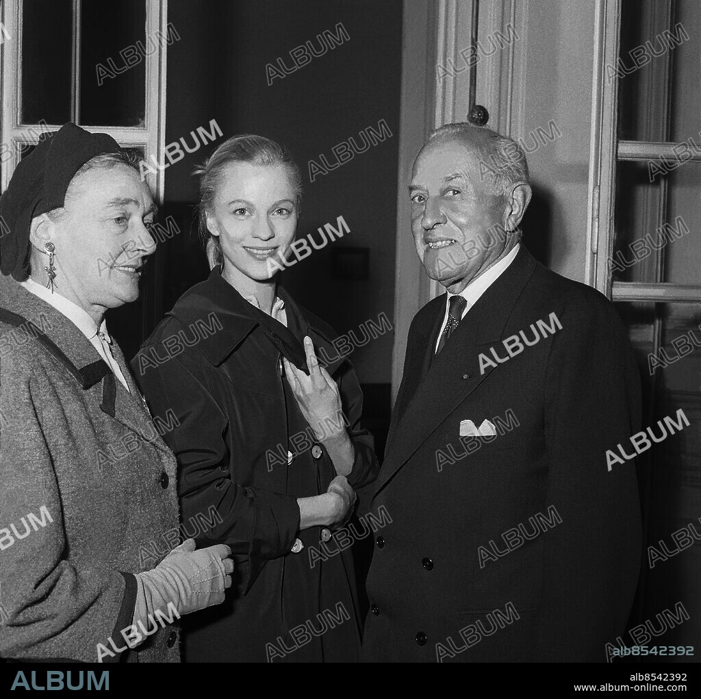 PARIS 1959-05-01. Dansösen Gerd Andersson med balettmästaren Mary Skeaping och Rolf de Maré vid en efterfest under ett balettgästspel i Paris. Foto: TT Historical / Kod 1902.