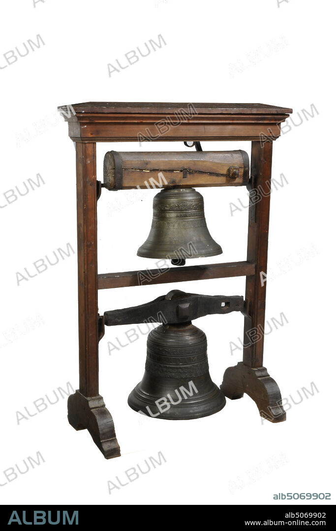 clock, Hendrik Kemper, 1730, cast all around in relief: HENDRIK KEMPER AMSTERDAM AO 1730, wood, iron, bronze, Clock: approx. 32 x 32cm 320 x 320mm, Clock incl. suspension bar with pendulum: 49 x 64 x approx. 44cm 490 x 640 x 440mm, Storage / setup, along with inv.no. 1966 in clock chair: 121 x 85 x approx. 53 cm, 1210 x 850 x 530 mm, LED, bronze clock, from the St. Caecilia guest house. The clock is simply decorated with molded edges: parallel stripes, an edge with acanthus leaf, an edge with the name of the manufacturer and year of manufacture HENDRIK KEMPER AMSTERDAM AO 1730, and an edge with plant scrolls interspersed with angel heads with two horns on each mouth. of plenty. The clock is attached to a wooden beam. The ends of the beam are reinforced with iron bands all around. A forged iron pendulum is attached to the beam, the end of which is bent to one eye and on which an iron ring hangs. The bell string could be attached to the pendulum, 1883.