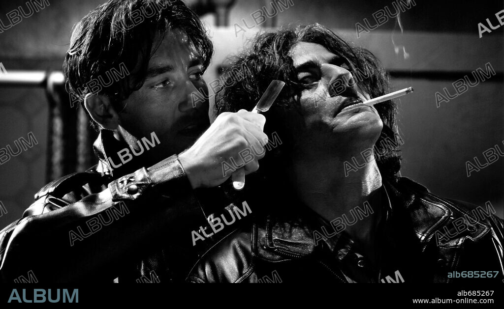 BENICIO DEL TORO and CLIVE OWEN in SIN CITY, 2005, directed by FRANK MILLER and ROBERT RODRIGUEZ. Copyright DIMENSION FILMS.
