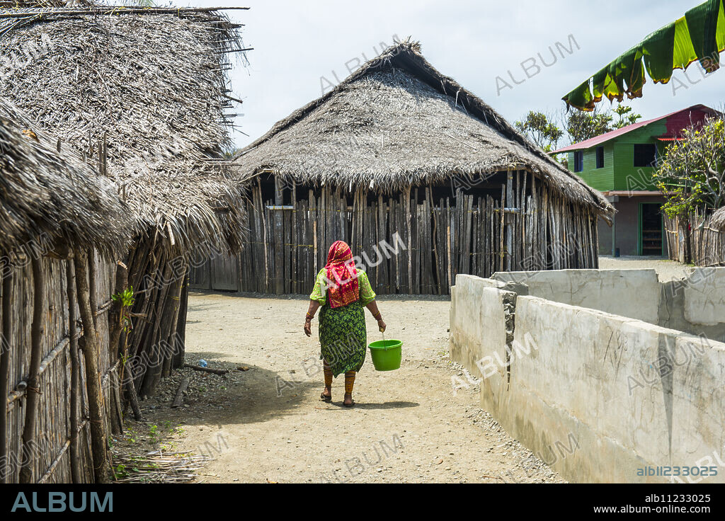 Local Kuna woman, Achutupu, San Blas Islands, Kuna Yala, Panama, Central America.