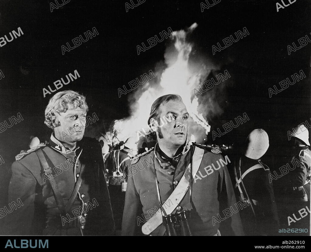 MICHAEL CAINE y STANLEY BAKER en ZULU, 1964, dirigida por CY ENDFIELD. Copyright PARAMOUNT PICTURES.