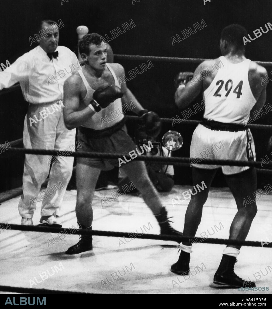 HELSINGFORS 195207 . OS-final i tungviktsboxning i Helsingfors 1952, Ingemar Johansson möter Ed Sanders, USA. Johansson diskvalificeras för passiv boxning, 30 år senare fick han dock sin silvermedalj.. Foto: Ingemar Berling / DN / SCANPIX Kod: 5 . ** SVD OUT **.