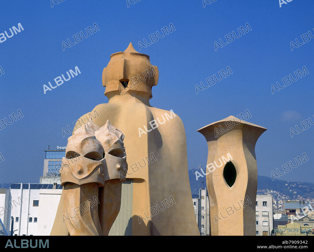 ANTONI GAUDÍ. AZOTEA-DET CHIMENEAS QUE FORMAN VERDADERAS ESCULTURAS-MODERNISMO - FOTO AÑOS 90.