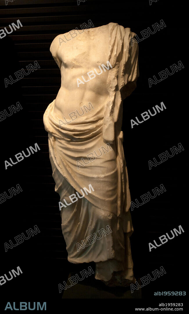 ARTE ROMANO. ESPAÑA. Escultura sin cabeza del dios de la medicina, ESCULAPIO. Mármol. Museo Arqueológico Nacional de Madrid. España.