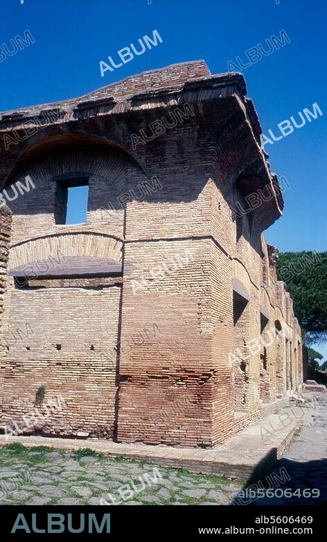 Ostia Antica (Latium, Italie), Maison de Diana - Casa di Diana. (habitations romaines avec magasins au rez-de-chaussée ; 1re moitié du 2e siècle ap. J.-C.). - Vue partielle. Photo.